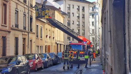 Les pompiers de Lyon en intervention rue Grillet, le 15 février 2020. (BENOIT ALMERAS / RADIO FRANCE)