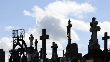 Les hauts-fourneaux de Florange (Moselle), dont la fermeture a &eacute;t&eacute; annonc&eacute;e jeudi 27 septembre 2012, photographi&eacute;s depuis un cimeti&egrave;re. &nbsp; (JEAN-CHRISTOPHE VERHAEGEN / AFP)