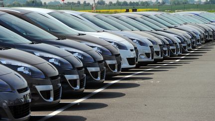 Des v&eacute;hicules Renault gar&eacute;s sur le parking du constructeur &agrave; Douai (Nord), le 25 mai 2010. (PHILIPPE HUGUEN / AFP)