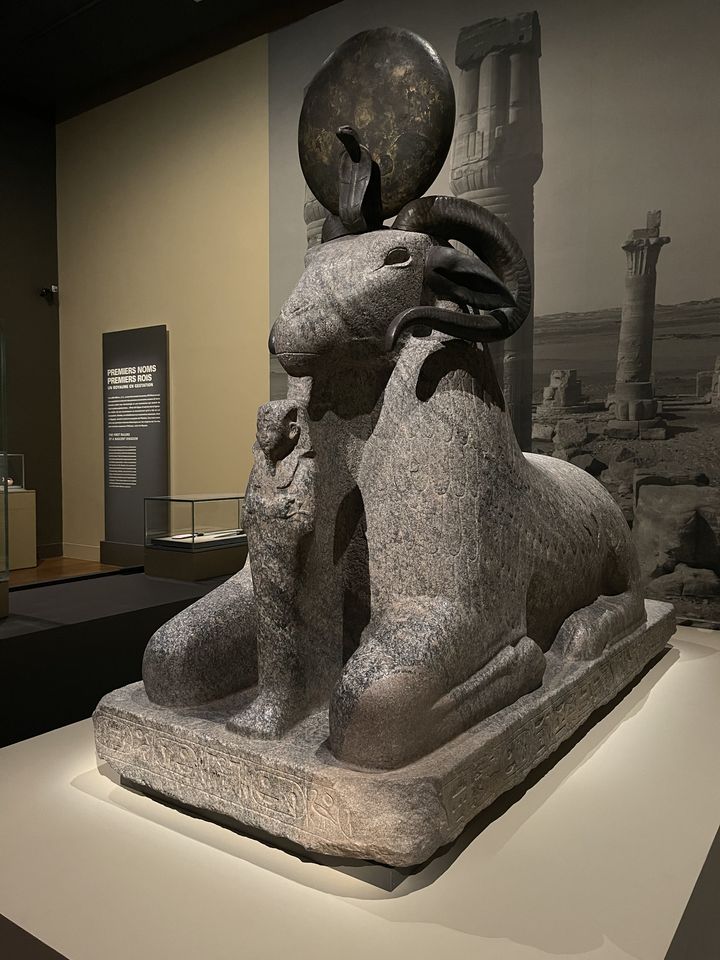 Statue du bélier d'Amon protégeant Aménophis III, transporté de Soleb au Djebel Barkal sous Piânkhy, prêté par le musée égyptien de Berlin (NISRINE MANAI / FRANCEINFO CULTURE)