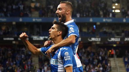 Les joueurs de l'Espanyol Barcelone Gerard Moreno et Sergi Darder fêtent un but lors du match contre le Celta Vigo, à Barcelone, le 18 septembre 2017. (JOAN VALLS / NURPHOTO / AFP)