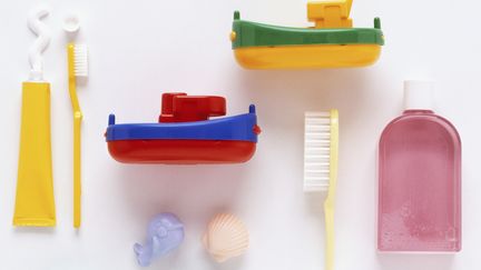 Produits m&eacute;nagers, jouets, savons antibact&eacute;riens, gels douche,&nbsp;d&eacute;odorants ou dentifrices : difficile d'&eacute;chapper au triclosan. (STEPHEN SHOTT / DORLING KINDERSLEY / GETTY IMAGES)