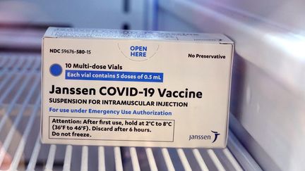 Une boîte du vaccin Janssen est stockée dans un réfrigérateur, le 9 mars 2021, à Chicago (Illinois). (SCOTT OLSON / GETTY IMAGES NORTH AMERICA / AFP)