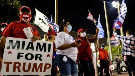 Des partisans de Donald Trump rassemblés devant un bureau de vote à Miami, en Floride, le 3 novembre 2020. (MARIA ALEJANDRA CARDONA / REUTERS)