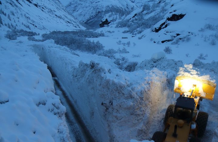 Le travail du chasse-neige a permis d'organiser des convois pour ravitailler Bonneval-sur-Arc (Savoie), le 9 janvier 2018. (ALAIN DUCLOS)