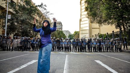 Une jeune femme appelle les manifestants à rejoindre un rassemblement devant le syndicat des journalistes. (Pauline Beugnies / Génération Tahrir)