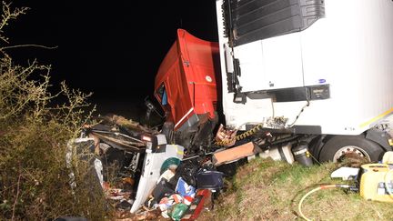 Une collision entre un minibus et un poids lourd a fait douze morts dans l'Allier, dans la nuit du 24 au 25 mars 2016 (MAXPPP)