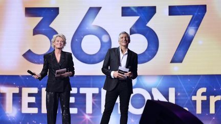 Sophie Davant et Nagui&nbsp;sur le plateau&nbsp;du Téléthon. (FRANCE TELEVISIONS)