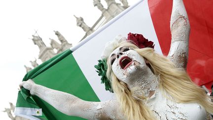 Encore une action des activistes f&eacute;ministes ukrainiennes de FEMEN pour protester contre le pr&eacute;sident du Conseil italien Silvio Berlusconi devant la basilique Saint-Jean-de-Latran &agrave; Rome, le 5 novembre 2011. (ALESSANDRO BIANCHI / REUTERS)