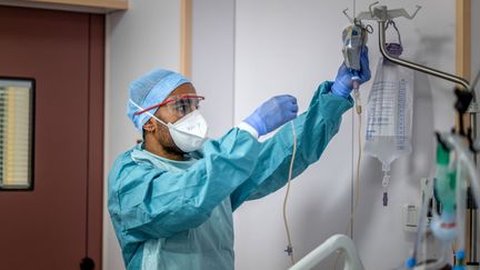 Un membre du personnel soignant dans le service de réanimation de la clinique Ambroise Paré de Neuilly-sur-Seine (Hauts-de-Seine), le 28 avril 2020. (JULIE LIMONT / HANS LUCAS / AFP)