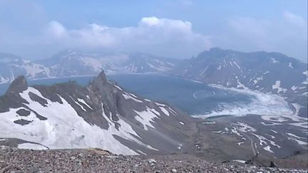 Selon la légende entretenue par le régime nord coréen, Kim-Jong-Un serait né sur ce mont Paektu, un volcan qui pourrait&nbsp;se réveiller (YONHAP NEWS/NEWSCOM/SIPA / SIPA USA)