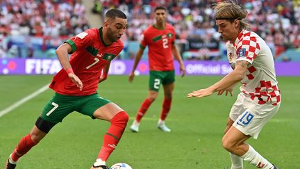 Le Marocain Hakim Ziyech face au Croate Borna Sosa lors de la Coupe du monde au Qatar, le 23 novembre 2022. (GLYN KIRK / AFP)