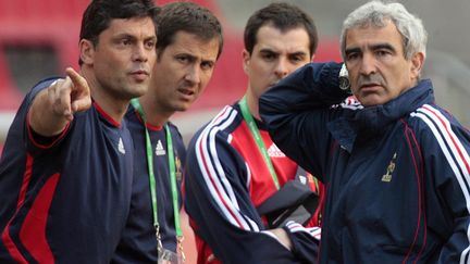 L'entraîneur français Raymond Domenech (à droite) écoute l'entraîneur du gardien de but Bruno Martini (à gauche) lors d'une séance d'entraînement au stade de Cologne à la veille du match France-Togo de la Coupe du monde de football 2006, le 22 juin. 
 (PASCAL PAVANI / AFP)