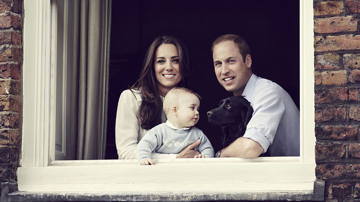 Kate, William et le prince George, le 29 mars 2014, &agrave; la fen&ecirc;tre du palais de&nbsp;Kensington. (JASON BELL / KENSINGTON PALACE / AFP)