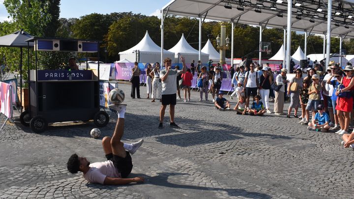 Une démonstration de football freestyle était organisée au Parc Urbain de la Concorde le 2 août 2024. (Hortense Leblanc)