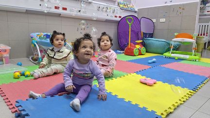 Najwa, Nedjma et Nour jouent dans une salle du service de néonatologie de l’hôpital Al-Makassad de Jérusalem-est. (THIBAULT LEFEVRE / RADIO FRANCE)