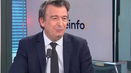 Olivier Salleron, président de la Fédération française du bâtiment, était l'invité de franceinfo mardi 29 mars. (FRANCEINFO / RADIO FRANCE)