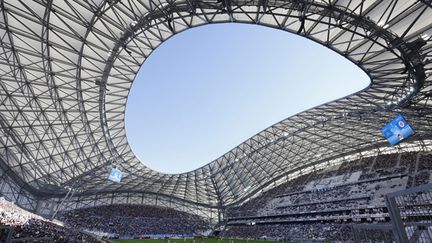 &nbsp; (Le nouveau toit du stade vélodrome à Marseille éblouit les riverains © MaxPPP)