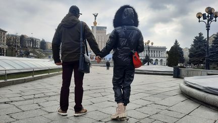 Serhy et Marina se retrouvent lors que le soldat rentre en permission. (THIBAULT LEFEVRE / FRANCE INTER)