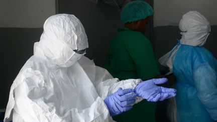 Un travailleur m&eacute;dical de l'h&ocirc;pital John Fitzgerald Kennedy de Monrovia (Liberia), le 3 septembre 2014. (DOMINIQUE FAGET / AFP)