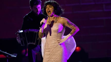 Aux Latin Grammys, la chanteuse chilienne Mon Laferte a&nbsp;affirmé&nbsp;son soutien aux manifestants chiliens. (CHRIS PIZZELLO/AP/SIPA / SIPA)