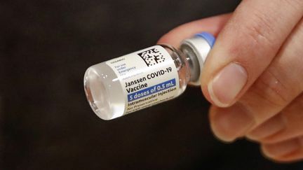 Un flacon de vaccin Janssen, le 5 mars 2021, à Chicago (Etats-Unis). (KAMIL KRZACZYNSKI / AFP)