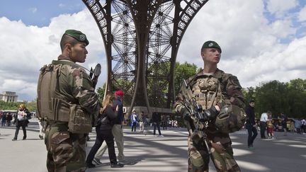 Des militaires de l'opération Sentinelle en position sous la tour Eiffel, le 20 mai 2017. (MICHEL EULER / AFP)