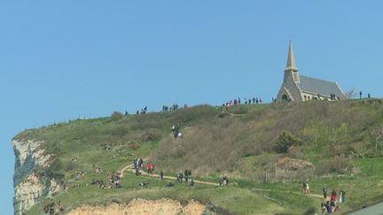 Etretat bannit les voitures de ses falaises