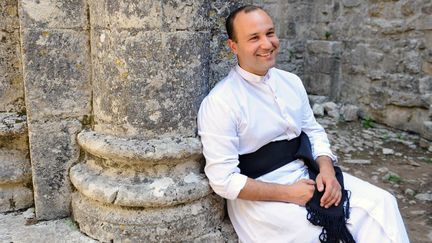 Le père Guillaume au pied de l'abbaye de Marcilhac-sur-Célé
 (REMY GABALDA / AFP)