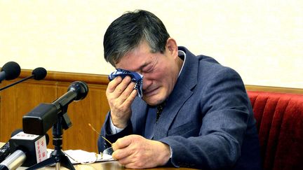 Kim Dong-chul, l'un des trois détenus libérés, photographié par l'agence officielle nord-coréenne pendant une conférence de presse, le 25 mars 2016 à Pyongyang. (KCNA VIA KNS / AFP)