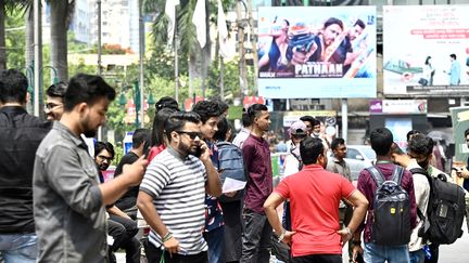 Des spectateurs arrivent devant une salle de cinéma pour regarder le film "Pathaan" à Dacca le 12 mai 2023 (MUNIR UZ ZAMAN / AFP)