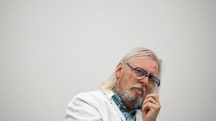 L'infectiologue Didier Raoult, lors d'une conférence de presse, à l'IHU de Marseille, le 20 avril 2022. (CHRISTOPHE SIMON / AFP)