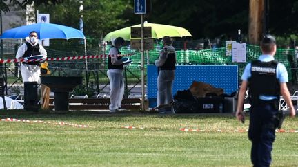 Des enquêteurs de la police judiciaire, le 8 juin 2023, sur les lieux de l'attaque au couteau à Annecy (Haute-Savoie). (OLIVIER CHASSIGNOLE / AFP)