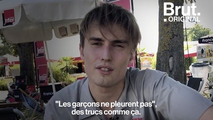 VIDEO. Le chanteur Sam Fender raconte l'histoire derrière sa chanson "Dead boys" (BRUT)