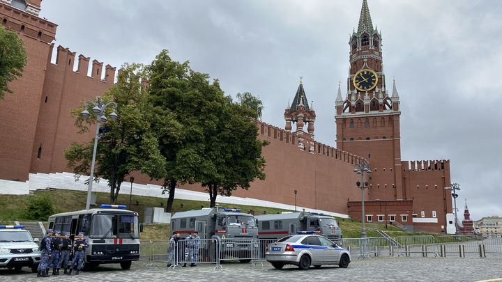 Les forces de l'ordre russes patrouillent dans une zone autour du Kremlin, à Moscou, le 24 juin 2023. (AFP)