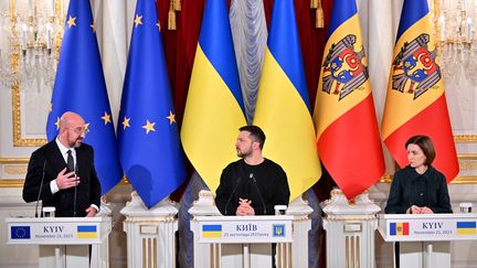 Le président du Conseil européen Charles Michel (à gauche) lors d'une conférence de presse avec le président ukrainien Volodymyr Zelensky (au centre) et la présidente moldave Maia Sandu (à droite) à Kiev, le 23 novembre 2023. (SERGEI SUPINSKY / AFP)