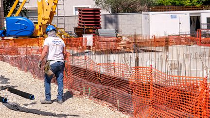 A worker on a construction site in Valence (Drôme), July 18, 2023. (NICOLAS GUYONNET / HANS LUCAS / AFP)