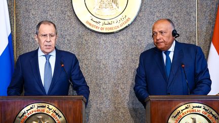 Sur cette photo distribuée par le ministère russe des Affaires étrangères, le&nbsp;chef de la diplomatie russe&nbsp;Sergueï Lavrov, à gauche, et le ministre égyptien des Affaires étrangères Sameh Shoukry s'adressent aux médias lors de la conférence de presse qui a suivi leurs entretiens au Caire, le 24 juillet 2022. (RUSSIAN FOREIGN MINISTRY)