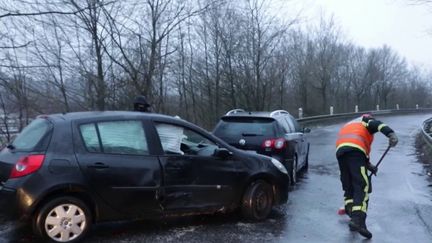 Le verglas a provoqué la pagaille sur les routes de Moselle, mercredi 17 janvier. Les dépanneurs ont été appelés à de nombreuses reprises. (France 2)