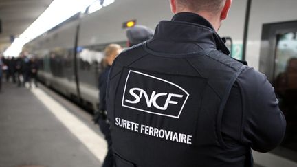 &nbsp; (Les agents de sécurité de la SNCF et de la RATP pourront fouiller les bagages des passagers, avec leur accord © MaxPPP)