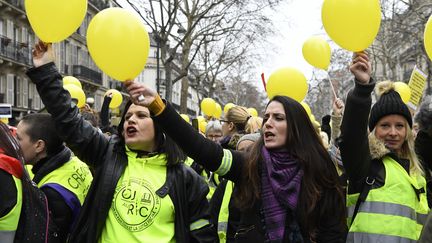 Des femmes "gilets jaunes" manifestent à Paris, près de la place de la Bastille, le 6 janvier 2019. (BERTRAND GUAY / AFP)