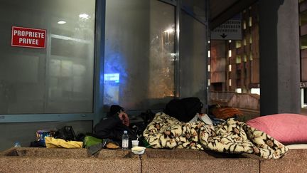 Un sans-abri sur une couverture dans une rue de Strasbourg (Bas-Rhin), le 26 février 2018. (FREDERICK FLORIN / AFP)