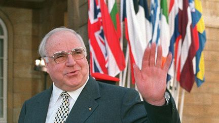 Helmut Kohl, le 12 mars 1998, à Londres. (PAUL VICENTE / AFP)