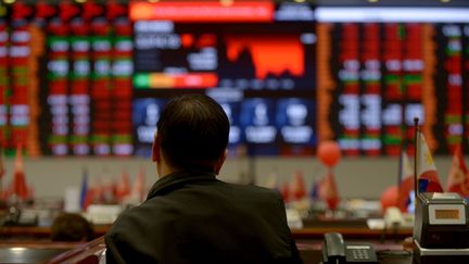 Un trader à la bourse de Manille (Philippines). Photo d'illustration. (JAY DIRECTO / AFP)