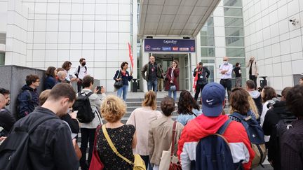 Un rassemblement de soutien aux salariés grévistes d'Europe 1, le 21 juin 2021, devant le siège de la radio à Paris. (MAXPPP)