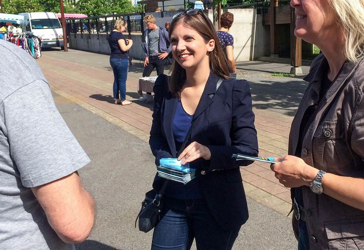 Aurore Bergé, candidate de La République en marche, en campagne à Maurepas (Yvelines). &nbsp;&nbsp; (SOPHIE BRUNN / FRANCEINFO)