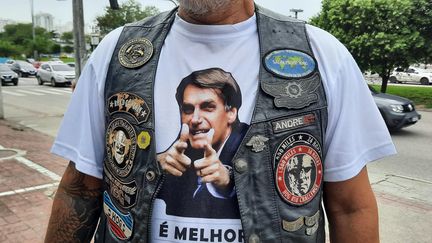 André, un motard brésilien de 52 ans, porte un tee-shirtà l'effigie de Jair Bolsonaro, le président sortant candidat à sa réélection. (SANDRINE ETOA-ANDEGUE / RADIO FRANCE)