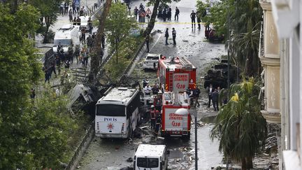 Les secours arrivent sur les&nbsp;lieux de l'attentat contre un bus de police, à Istanbul (Turquie), mardi 7 juin. (OSMAN ORSAL / REUTERS)