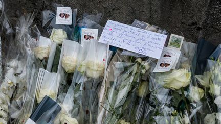 Des roses blanches, déposées lors des funérailles de Maëlys, le 2 juin 2018 à La Tour-du-Pin (Isère).&nbsp; (NICOLAS LIPONNE / NURPHOTO)