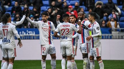 Les Lyonnais célèbrent le but de Lucas Paqueta contre Angers, le 3 avril 2022. (OLIVIER CHASSIGNOLE / AFP)